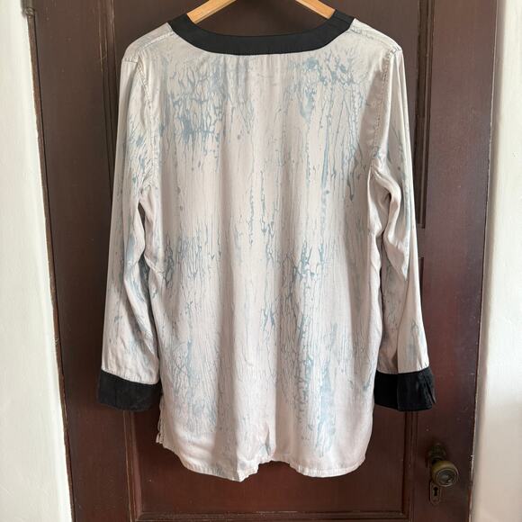 CITRON | Gray and Black Silk Tie Dye Watercolor Split Neck Tunic Top | Medium - Picture 2 of 6